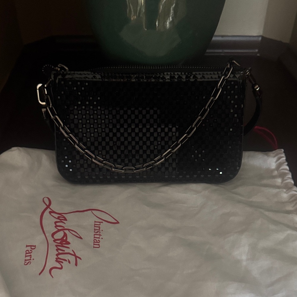 Sold out!! 10 spots only to win this beautiful Christian Louboutin !!!!